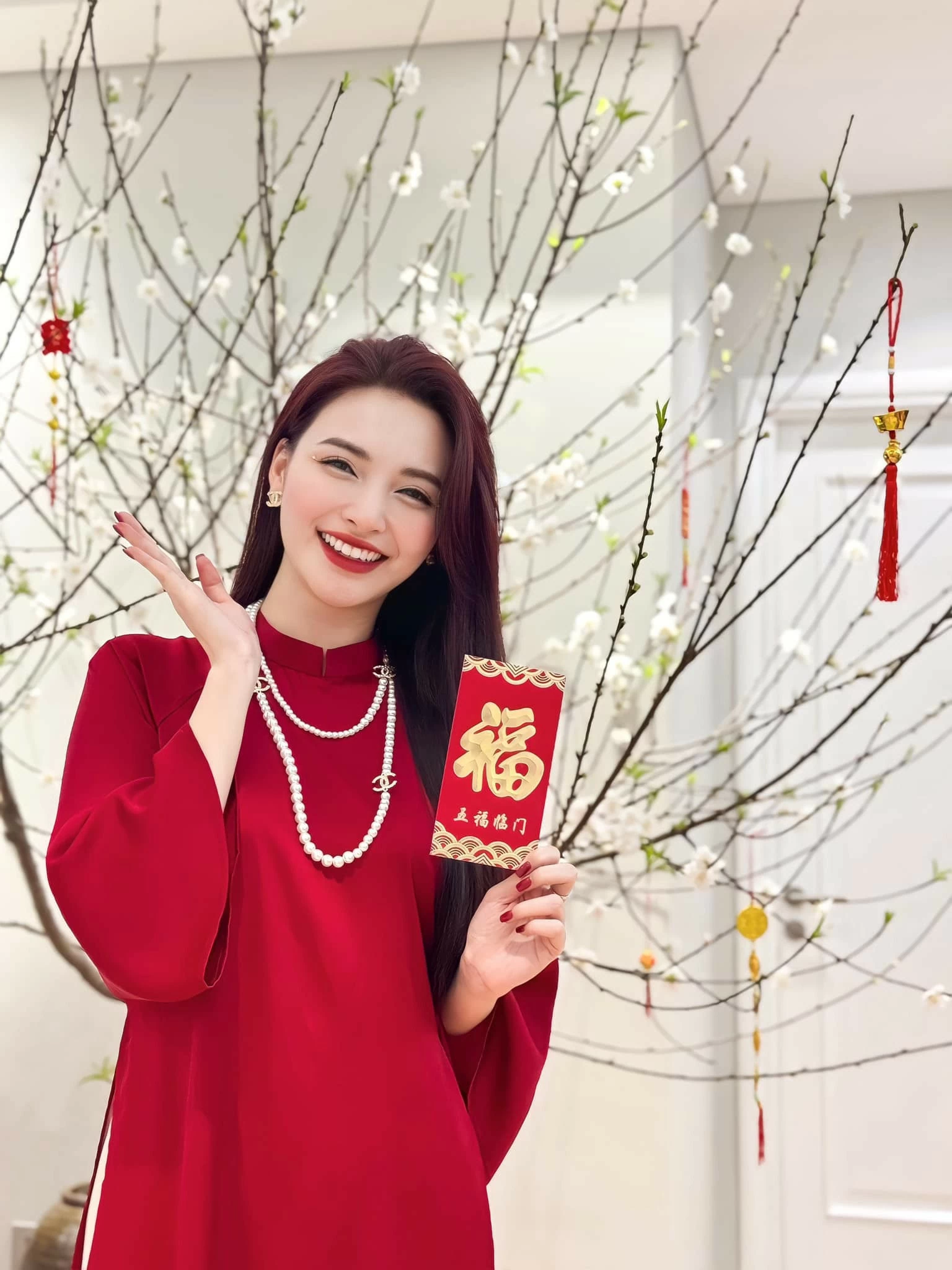 'Soi' nhan sắc nữ phụ sang chảnh trong Những nẻo đường gần xa 'Soi' nhan sắc nữ phụ sang chảnh trong Những nẻo đường gần xa