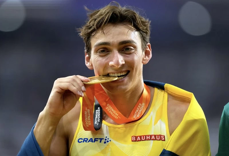 Armand Duplantis của Thụy Điển với huy chương vàng nhảy sào nam tại Giải vô địch điền kinh thế giới. Ảnh: DPA Armand Duplantis của Thụy Điển với huy chương vàng nhảy sào nam tại Giải vô địch điền kinh thế giới. Ảnh: DPA