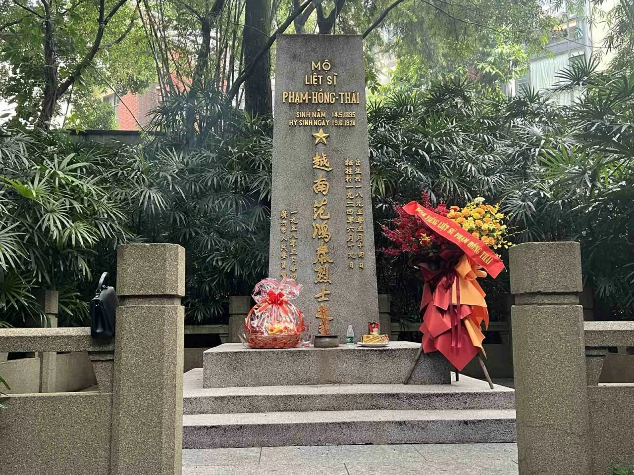 Tổng Lãnh sự quán Việt Nam tại Quảng Châu dâng hương tưởng niệm anh hùng liệt sĩ Tổng Lãnh sự quán Việt Nam tại Quảng Châu dâng hương tưởng niệm anh hùng liệt sĩ