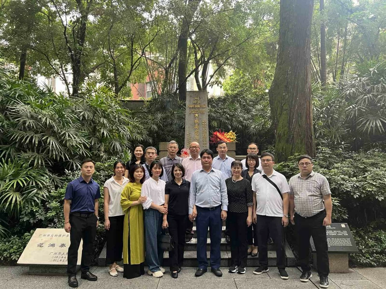 Tổng Lãnh sự quán Việt Nam tại Quảng Châu dâng hương tưởng niệm anh hùng liệt sĩ Tổng Lãnh sự quán Việt Nam tại Quảng Châu dâng hương tưởng niệm anh hùng liệt sĩ