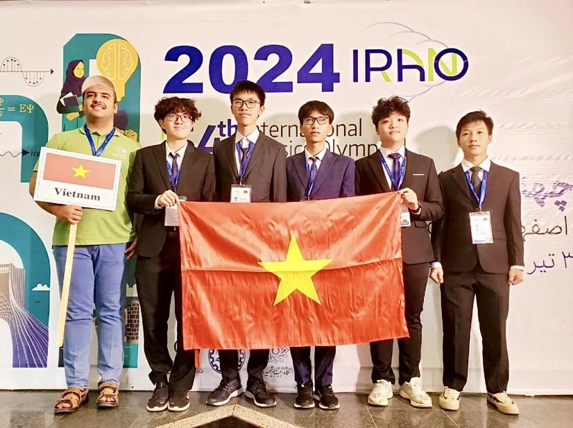 Olympic Vật lý quốc tế 2024: Đoàn Việt Nam xuất sắc giành 2 Huy chương Vàng, 3 Huy chương Bạc Olympic Vật lý quốc tế 2024: Đoàn Việt Nam xuất sắc giành 2 Huy chương Vàng, 3 Huy chương Bạc