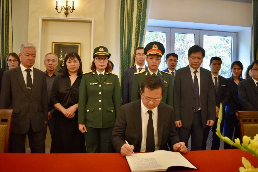 Đại sứ quán Việt Nam tại Ba Lan tổ chức lễ viếng, truy điệu và ký sổ tang đồng chí Tổng Bí thư Nguyễn Phú Trọng Đại sứ quán Việt Nam tại Ba Lan tổ chức lễ viếng, truy điệu và ký sổ tang đồng chí Tổng Bí thư Nguyễn Phú Trọng