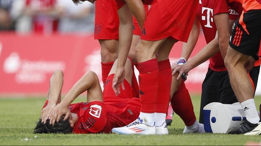 Tân binh Bayern Munich Hiroki Ito gãy chân trong trận giao hữu