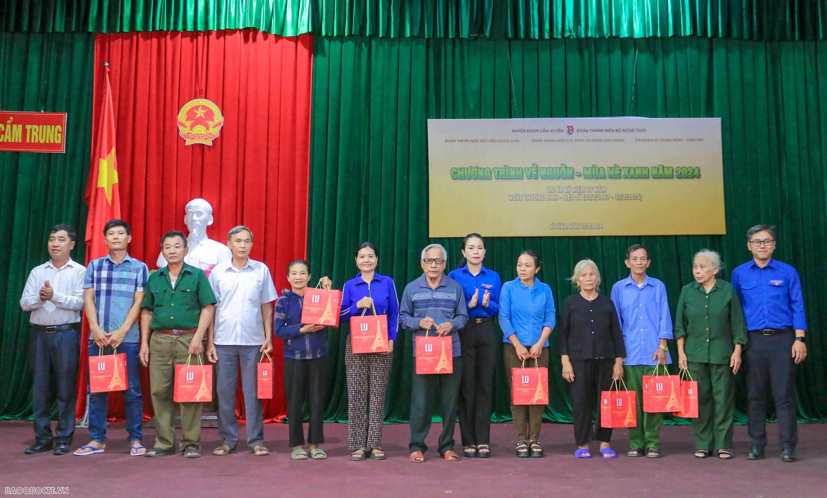 Thanh niên Ngoại giao về thăm địa chỉ đỏ, tri ân các anh hùng liệt sĩ Thanh niên Ngoại giao về thăm địa chỉ đỏ, tri ân các anh hùng liệt sĩ