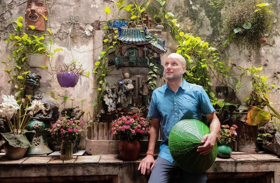 PGS Shannon Gramse và chiếc nón lá sen. (Ảnh: Trần Đức Quyết) PGS Shannon Gramse và chiếc nón lá sen. (Ảnh: Trần Đức Quyết)