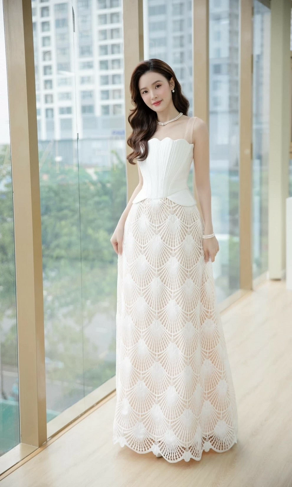 Là 1 trong 4 giám khảo cuộc thi thiết kế vương miện Miss Cosmo 2024, Midu đầu tư hình ảnh chỉn chu cho sự trở lại với Chấm thi thiết kế vương miện, Midu thanh lịch diện đầm ren trắng cao cấp