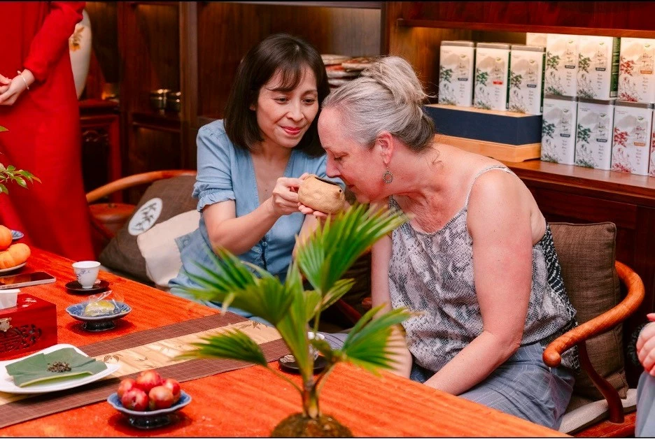Đoàn mời GS.Sarah thẩm hương của trà Quốc tộ chi hương (trà cổ ướp hương sen Tây Hồ). (Ảnh: Trần Đức Quyết) Đoàn mời GS.Sarah thẩm hương của trà Quốc tộ chi hương (trà cổ ướp hương sen Tây Hồ). (Ảnh: Trần Đức Quyết)