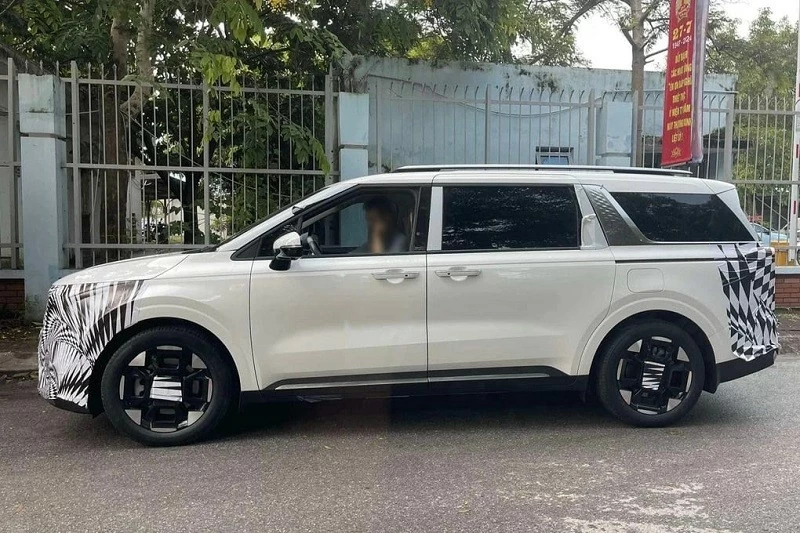 Phần thân xe của Kia Carnival 2024 gần như không khác đời hiện hành Phần thân xe của Kia Carnival 2024 gần như không khác đời hiện hành