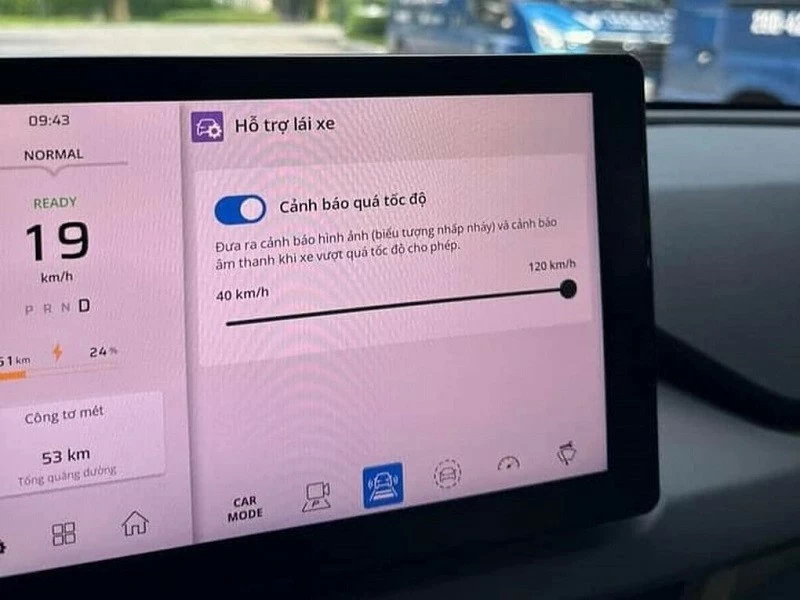 Không có cụm đồng hồ sau vô-lăng, mọi thông tin của xe như tốc độ, báo số… sẽ hiển thị trên màn hình trung tâm. Không có cụm đồng hồ sau vô-lăng, mọi thông tin của xe như tốc độ, báo số… sẽ hiển thị trên màn hình trung tâm.