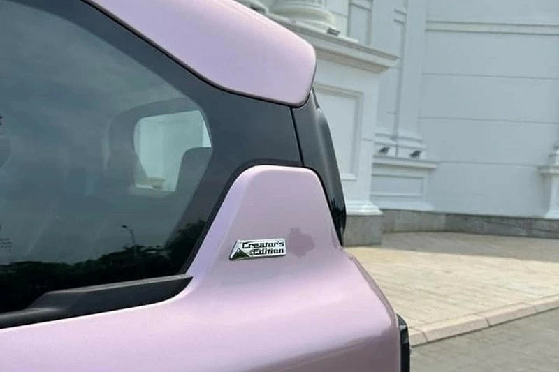 Ở cột C bên trái có logo Xe điện VinFast VF3 bản thương mại lộ diện trước khi được bàn giao