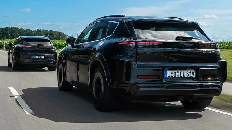 Cụm đèn hậu được thiết kế kiểu mô phỏng các tấm hấp thụ năng lượng mặt trời Cụm đèn hậu được thiết kế kiểu mô phỏng các tấm hấp thụ năng lượng mặt trời