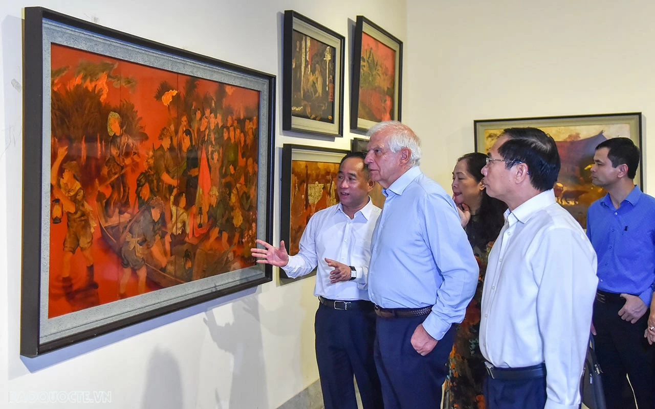 Bộ trưởng Ngoại giao Bùi Thanh Sơn mời Phó Chủ tịch Ủy ban châu Âu Josep Borrell Fontelles thăm Bảo tàng Mỹ thuật, thưởng thức cà phê Việt Nam Bộ trưởng Bùi Thanh Sơn mời Phó Chủ tịch Ủy ban châu Âu Josep Borrell Fontelles thăm Bảo tàng Mỹ thuật, thưởng thức cà phê Việt Nam