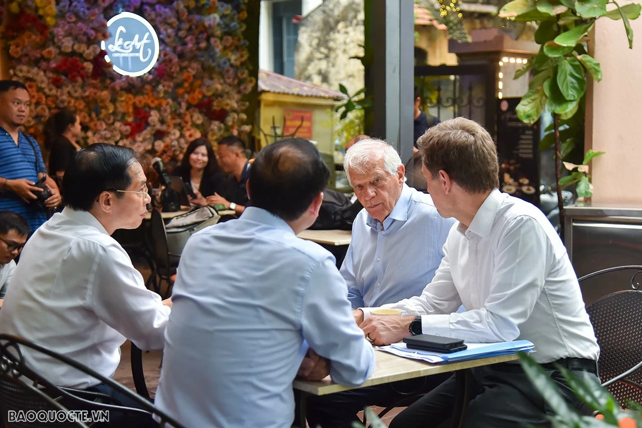 Bộ trưởng Ngoại giao Bùi Thanh Sơn mời Phó Chủ tịch Ủy ban châu Âu Josep Borrell Fontelles thăm Bảo tàng Mỹ thuật, thưởng thức cà phê Việt Nam Bộ trưởng Bùi Thanh Sơn mời Phó Chủ tịch Ủy ban châu Âu Josep Borrell Fontelles thăm Bảo tàng Mỹ thuật, thưởng thức cà phê Việt Nam