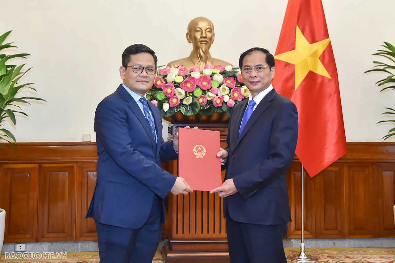 Tại buổi lễ, Ủy viên Trung ương Đảng, Bộ trưởng Ngoại giao Bùi Thanh Sơn trao quyết định điều động ông Bùi Hà Nam, Vụ trưởng Vụ Trung Đông-châu Phi, giữ chức Vụ trưởng Vụ châu Âu. Tại buổi lễ, Ủy viên Trung ương Đảng, Bộ trưởng Ngoại giao Bùi Thanh Sơn trao quyết định điều động ông Bùi Hà Nam, Vụ trưởng Vụ Trung Đông-châu Phi, giữ chức Vụ trưởng Vụ châu Âu.