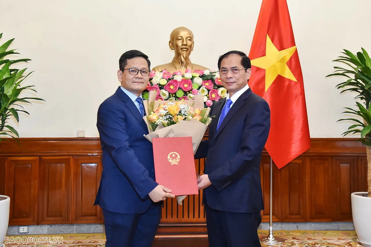 Phát biểu tại lễ trao quyết định bổ nhiệm, Bộ trưởng Ngoại giao Bùi Thanh Sơn chúc mừng ông Bùi Hà Nam được điều động vào vị trí công tác mới; đồng thời khẳng định đây là sự tin tưởng của Ban cán sự Đảng Bộ đối với năng lực, kinh nghiệm công tác của ông Bùi Hà Nam. Cho rằng, ông Bùi Hà Nam là cán bộ có nhiều kinh nghiệm công tác, lãnh đạo đơn vị đạt nhiều thành tích nổi bật; Vụ châu Âu là Vụ chức năng quan trọng của Bộ Ngoại giao, Bộ trưởng mong muốn, ông Bùi Hà Nam tiếp tục nỗ lực hết sức mình, phát huy năng lực, sở trường, tinh thần chủ động, dấn thân, xây dựng đơn vị mới đoàn kết để hoàn thành xuất sắc nhiệm vụ xây dựng ngành Ngoại giao trong sạch, toàn diện, hiện đại. Phát biểu tại lễ trao quyết định bổ nhiệm, Bộ trưởng Ngoại giao Bùi Thanh Sơn chúc mừng ông Bùi Hà Nam được điều động vào vị trí công tác mới; đồng thời khẳng định đây là sự tin tưởng của Ban cán sự Đảng Bộ đối với năng lực, kinh nghiệm công tác của ông Bùi Hà Nam. Cho rằng, ông Bùi Hà Nam là cán bộ có nhiều kinh nghiệm công tác, lãnh đạo đơn vị đạt nhiều thành tích nổi bật; Vụ châu Âu là Vụ chức năng quan trọng của Bộ Ngoại giao, Bộ trưởng mong muốn, ông Bùi Hà Nam tiếp tục nỗ lực hết sức mình, phát huy năng lực, sở trường, tinh thần chủ động, dấn thân, xây dựng đơn vị mới đoàn kết để hoàn thành xuất sắc nhiệm vụ xây dựng ngành Ngoại giao trong sạch, toàn diện, hiện đại.