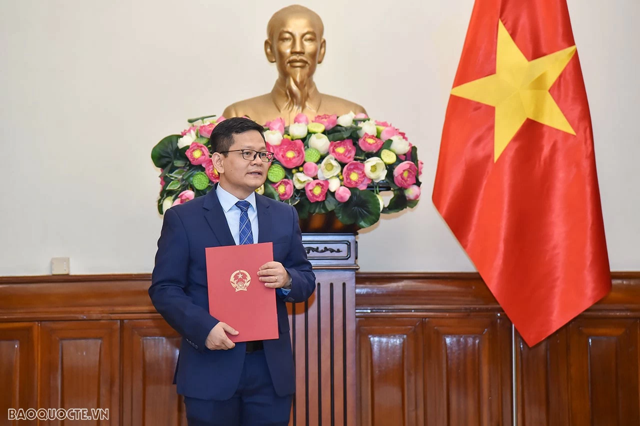 Ông Bùi Hà Nam bày tỏ vinh dự khi được Ban Cán sự Đảng Bộ, Bộ trưởng Bùi Thanh Sơn tin tưởng phân công nhiệm vụ mới; khẳng định cùng với tập thể đơn vị nỗ lực hết sức mình, trên tinh thần phụng sự, tiếp tục đổi mới phương thức làm việc, hoàn thành tốt công việc được giao, xứng đáng với sự tin cậy của Bộ trưởng và tập thể Lãnh đạo Bộ. Ông Bùi Hà Nam bày tỏ vinh dự khi được Ban Cán sự Đảng Bộ, Bộ trưởng Bùi Thanh Sơn tin tưởng phân công nhiệm vụ mới; khẳng định cùng với tập thể đơn vị nỗ lực hết sức mình, trên tinh thần phụng sự, tiếp tục đổi mới phương thức làm việc, hoàn thành tốt công việc được giao, xứng đáng với sự tin cậy của Bộ trưởng và tập thể Lãnh đạo Bộ.