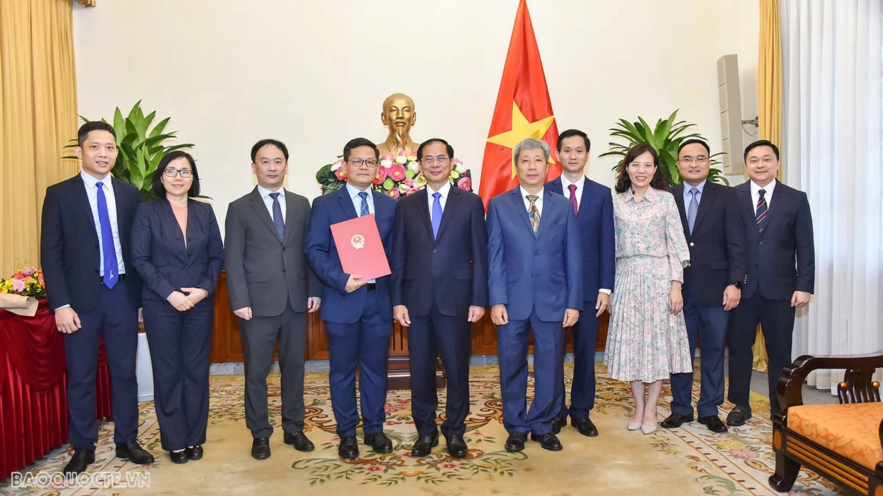 Tham dự buổi lễ trao quyết định có đồng chí Trần Ngọc An, Vụ trưởng Vụ Tổ chức cán bộ; đồng chí Nguyễn Hoài Nam, Vụ trưởng-Chánh Văn phòng Bộ và thủ trưởng các đơn vị có liên quan của Bộ Ngoại giao. Tham dự buổi lễ trao quyết định có đồng chí Trần Ngọc An, Vụ trưởng Vụ Tổ chức cán bộ; đồng chí Nguyễn Hoài Nam, Vụ trưởng-Chánh Văn phòng Bộ và thủ trưởng các đơn vị có liên quan của Bộ Ngoại giao.