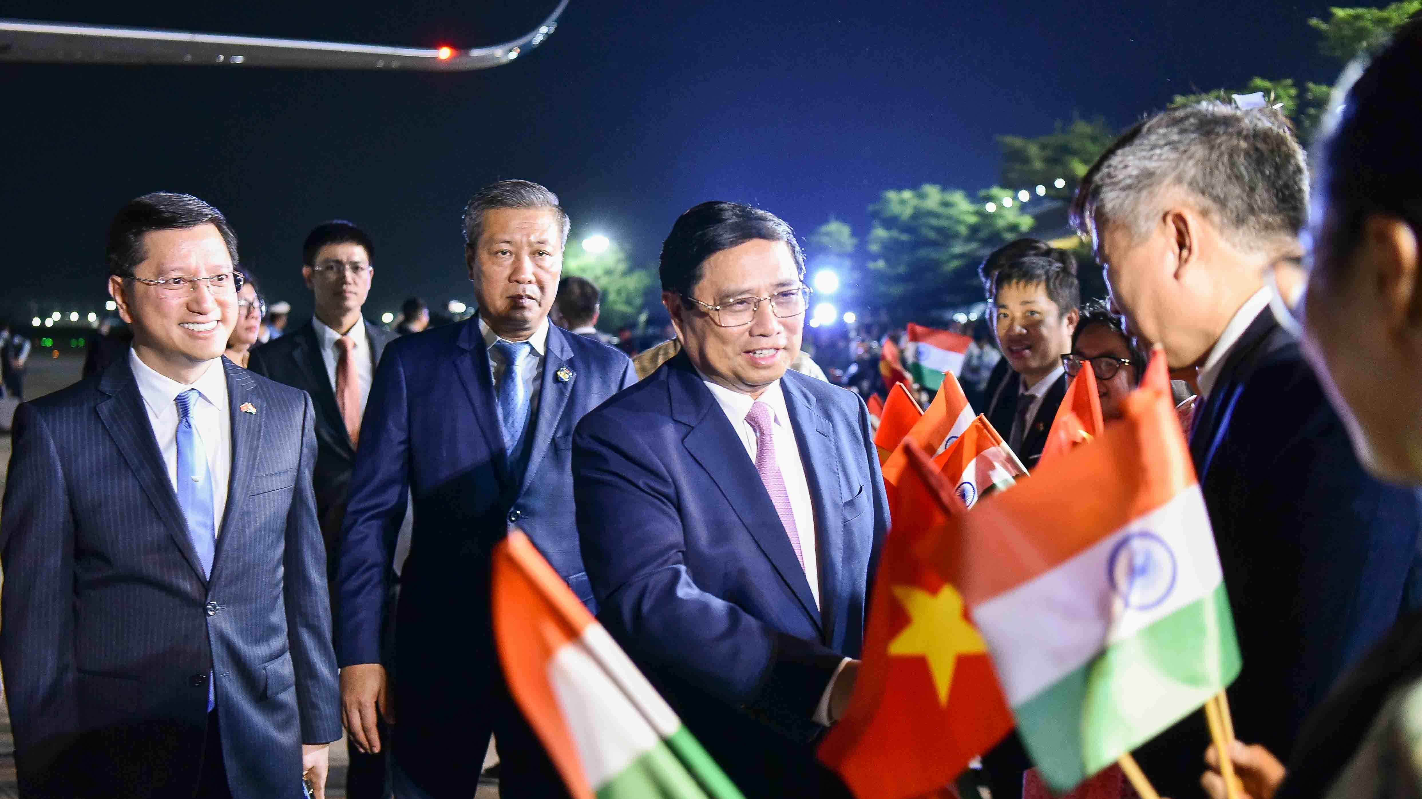 Thủ tướng đến sân bay quân sự Palam, bắt đầu chuyến thăm cấp Nhà nước tới Ấn Độ