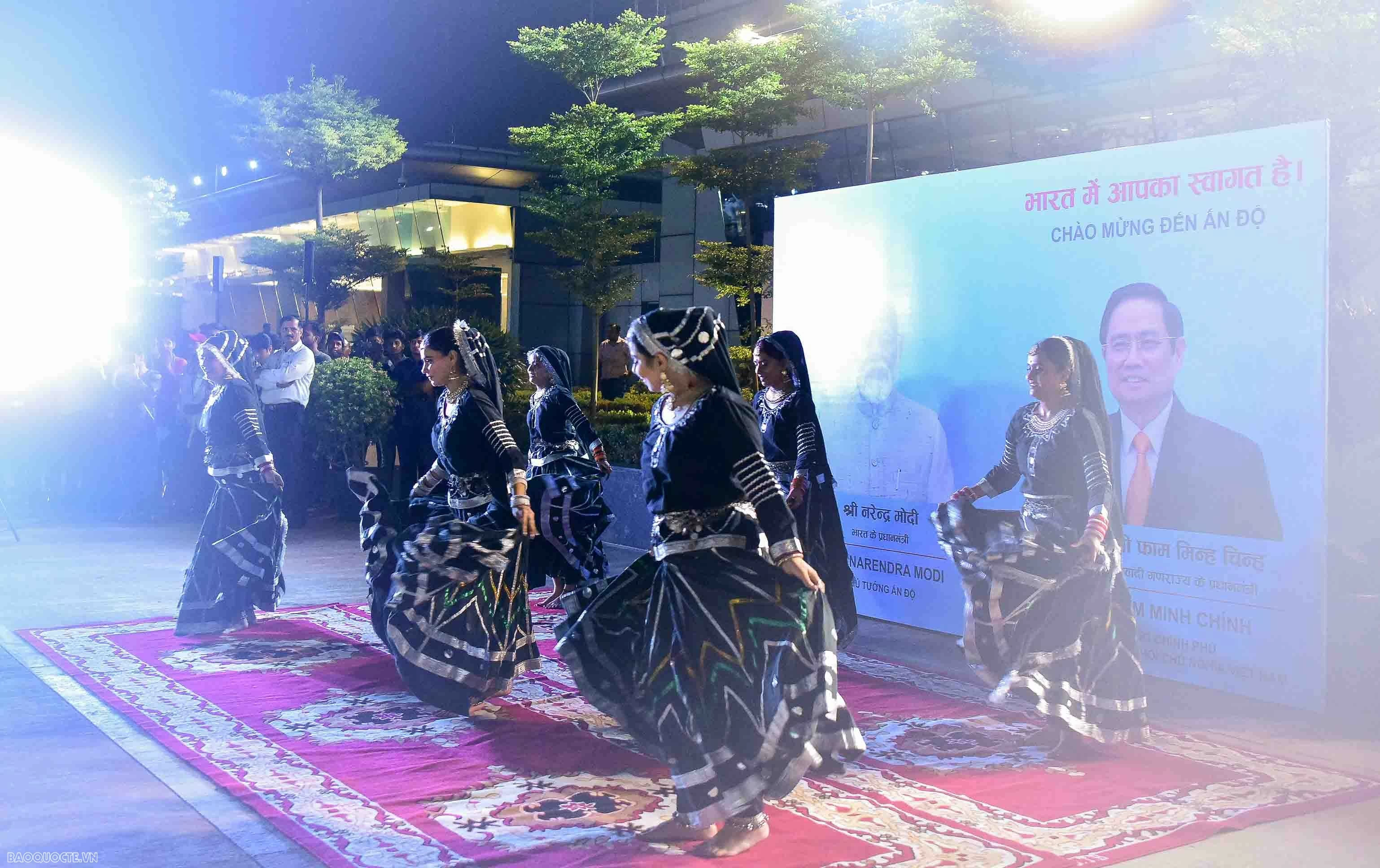 Thủ tướng đến sân bay quân sự Palam, bắt đầu chuyến thăm cấp Nhà nước Ấn Độ Thủ tướng đến sân bay quân sự Palam, bắt đầu chuyến thăm cấp Nhà nước Ấn Độ