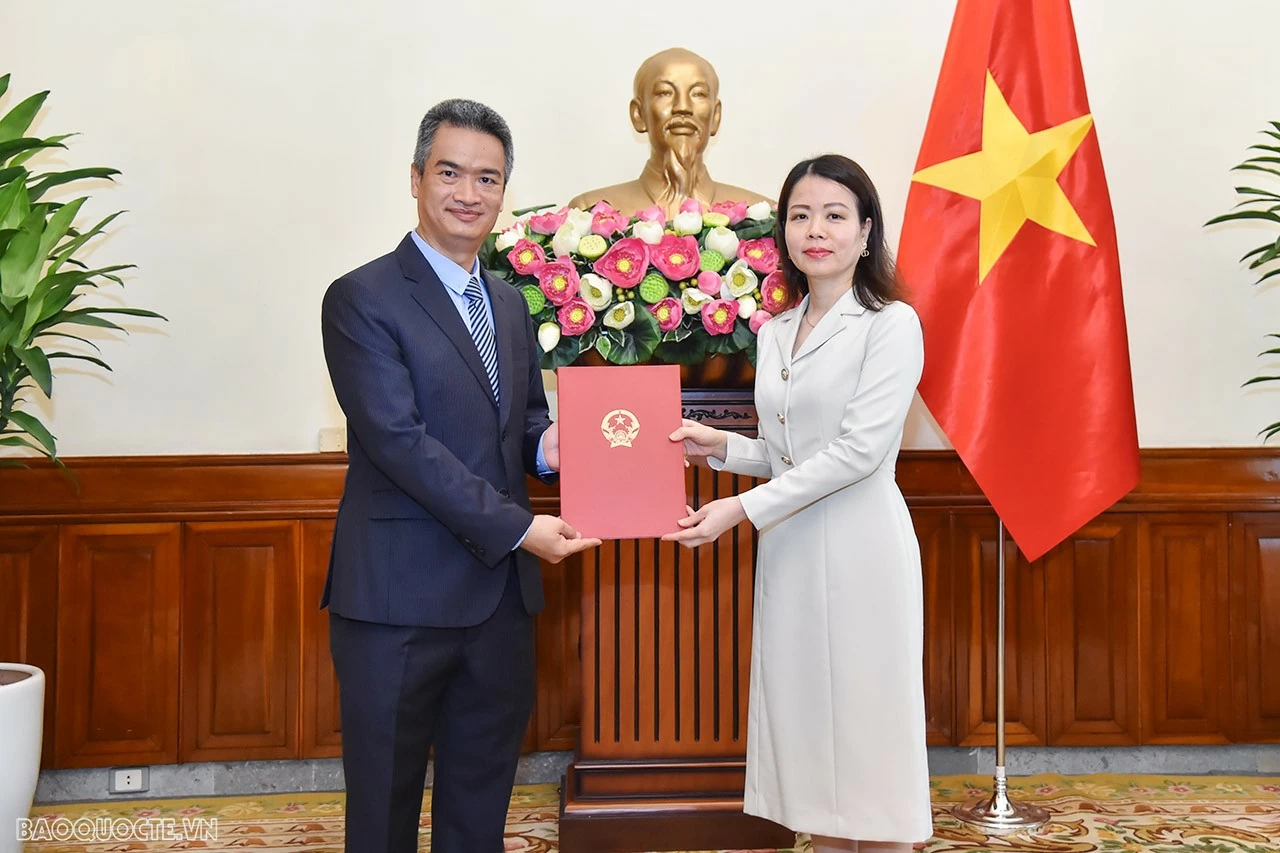 Thứ trưởng Ngoại giao Nguyễn Minh Hằng trao quyết định bổ nhiệm, điều động cán bộ cấp Vụ Thứ trưởng Ngoại giao Nguyễn Minh Hằng trao quyết định bổ nhiệm, điều động cán bộ cấp Vụ