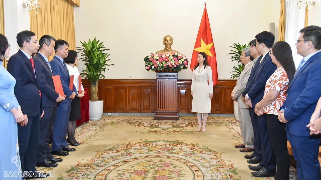 Thứ trưởng Ngoại giao Nguyễn Minh Hằng trao quyết định bổ nhiệm, điều động cán bộ cấp Vụ Thứ trưởng Ngoại giao Nguyễn Minh Hằng trao quyết định bổ nhiệm, điều động cán bộ cấp Vụ