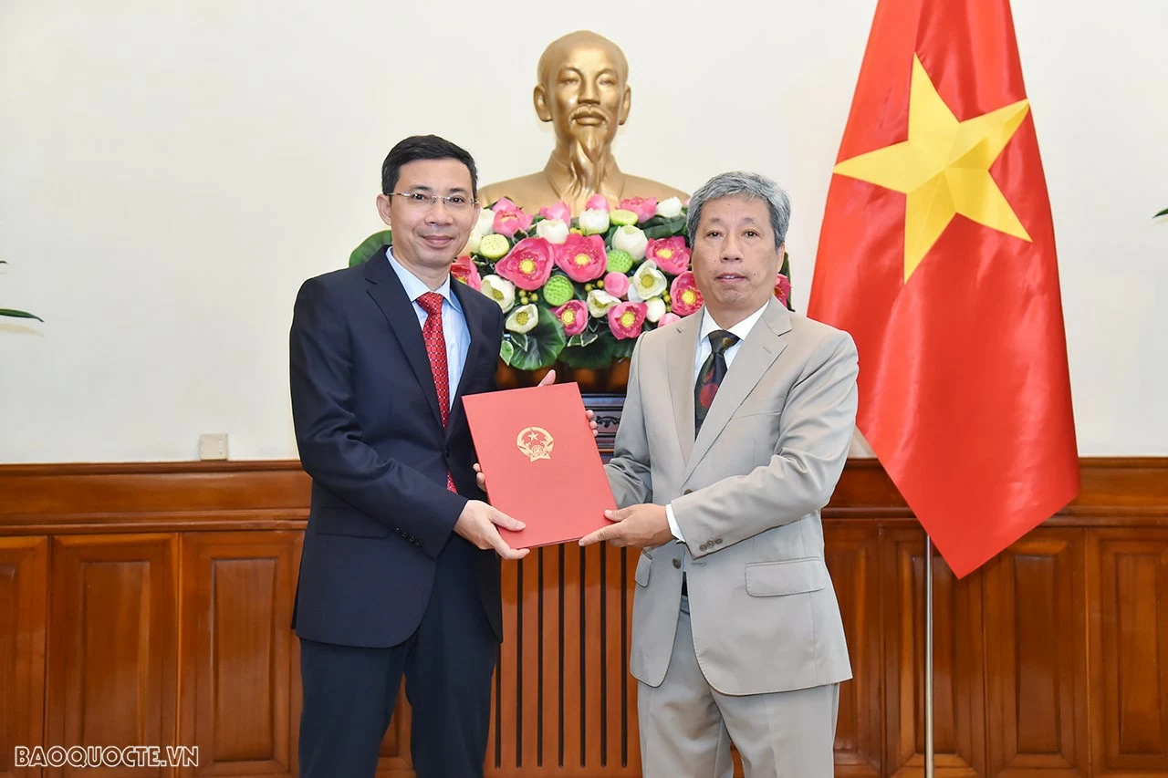 Thứ trưởng Ngoại giao Nguyễn Minh Hằng trao quyết định bổ nhiệm, điều động cán bộ cấp Vụ Thứ trưởng Ngoại giao Nguyễn Minh Hằng trao quyết định bổ nhiệm, điều động cán bộ cấp Vụ