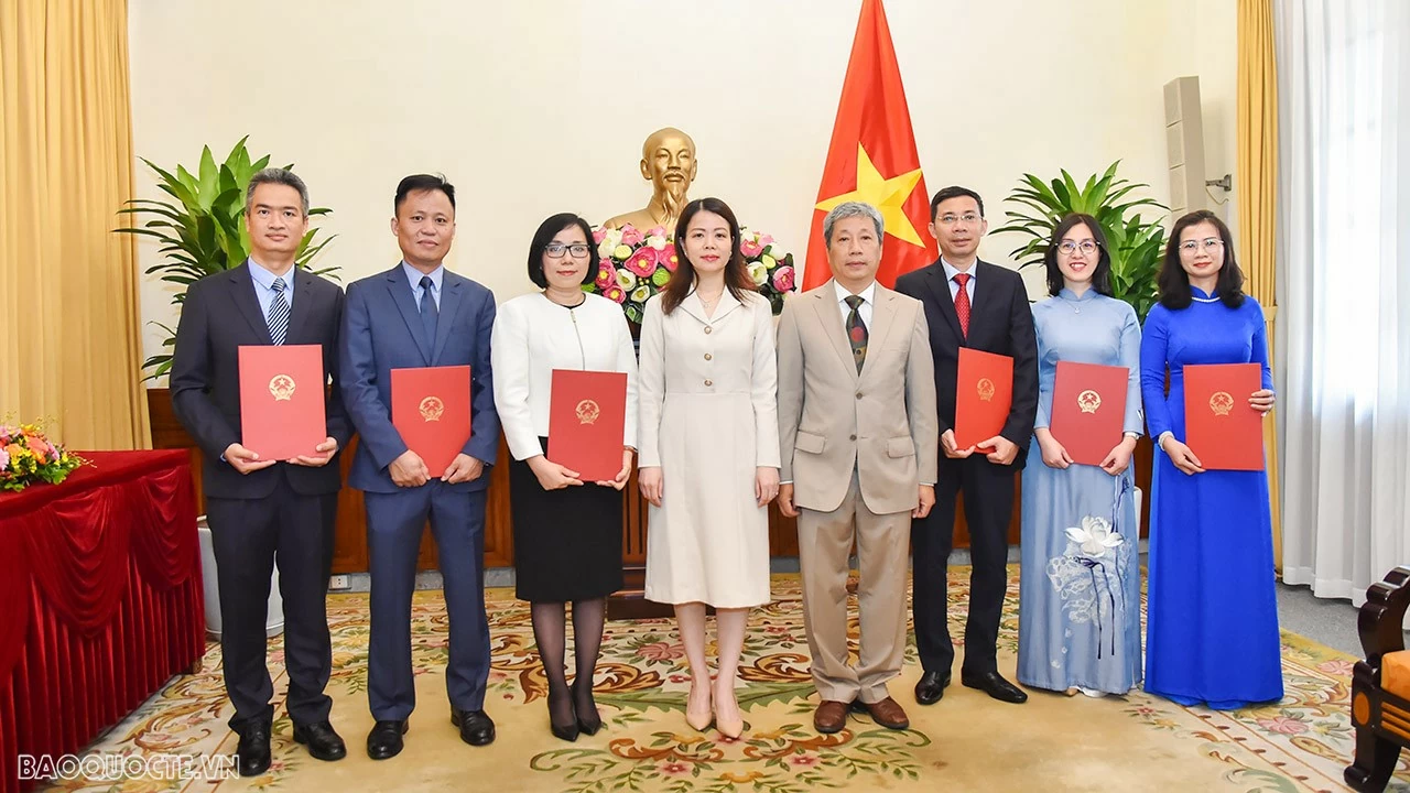 Thứ trưởng Ngoại giao Nguyễn Minh Hằng trao quyết định bổ nhiệm, điều động cán bộ cấp Vụ Thứ trưởng Ngoại giao Nguyễn Minh Hằng trao quyết định bổ nhiệm, điều động cán bộ cấp Vụ