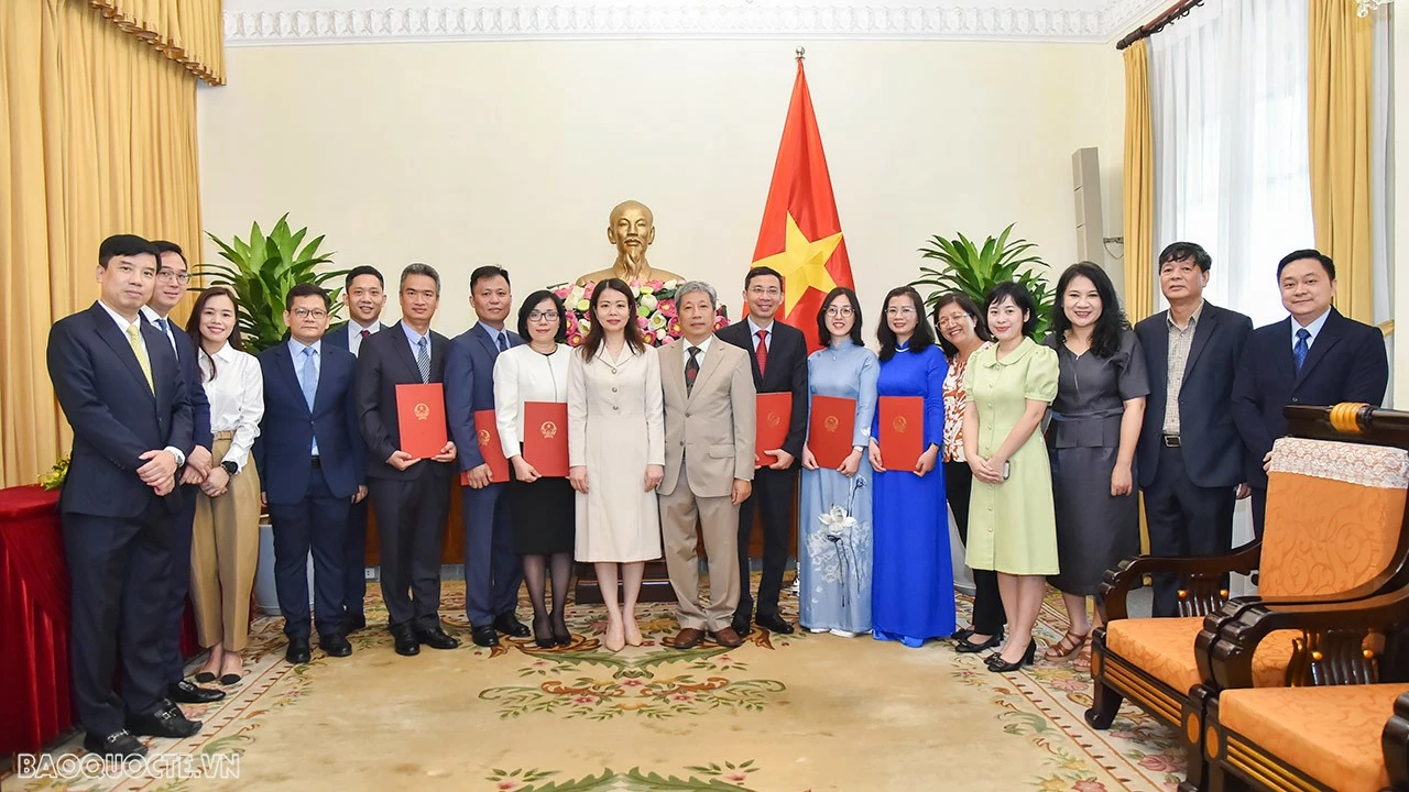 Tham dự buổi lễ trao quyết định có Vụ trưởng Vụ Tổ chức Cán bộ Trần Ngọc An và lãnh đạo một số đơn vị có liên quan của Bộ Ngoại giao. Tham dự buổi lễ trao quyết định có Vụ trưởng Vụ Tổ chức Cán bộ Trần Ngọc An và lãnh đạo một số đơn vị có liên quan của Bộ Ngoại giao.