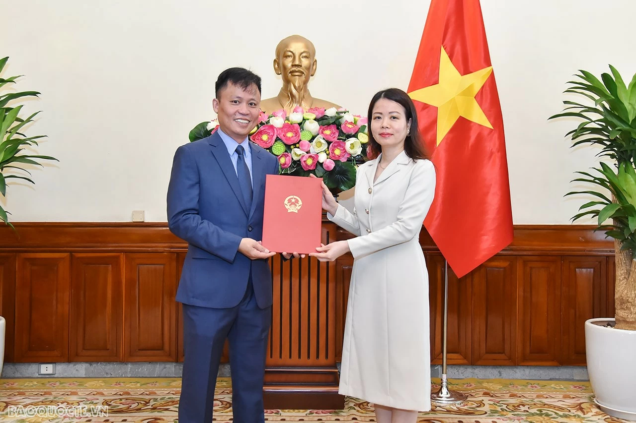 Thứ trưởng Thứ trưởng Ngoại giao Nguyễn Minh Hằng trao quyết định tiếp nhận và điều động ông Doãn Khánh Tâm, nguyên Đại sứ Việt Nam tại Mông Cổ, kết thúc nhiệm kỳ về nước, giữ chức Phó Vụ trưởng, Phó Chánh Văn phòng, Ủy ban Biên giới quốc gia. Thứ trưởng Thứ trưởng Ngoại giao Nguyễn Minh Hằng trao quyết định tiếp nhận và điều động ông Doãn Khánh Tâm, nguyên Đại sứ Việt Nam tại Mông Cổ, kết thúc nhiệm kỳ về nước, giữ chức Phó Vụ trưởng, Phó Chánh Văn phòng, Ủy ban Biên giới quốc gia.