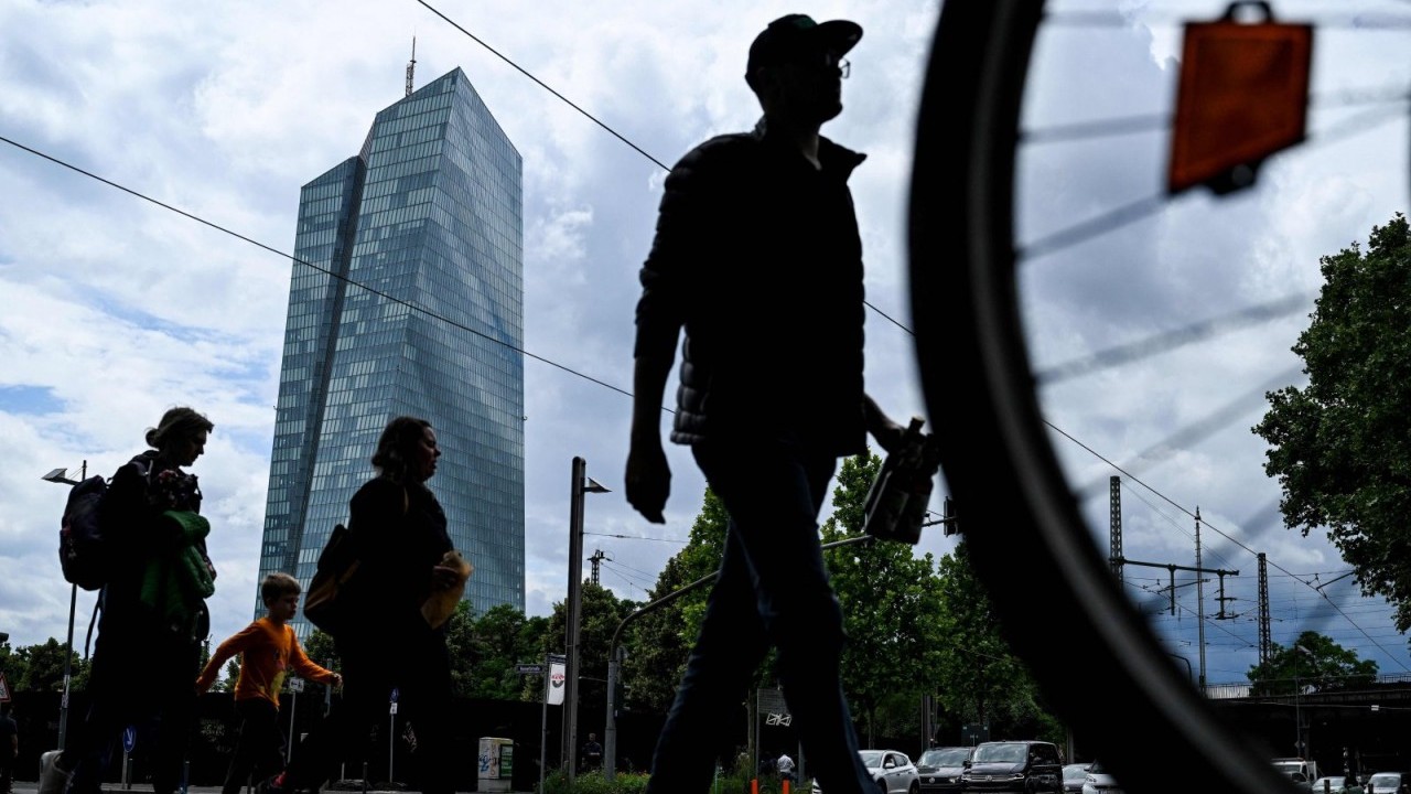 GDP châu Âu dù tăng trưởng vượt kỳ vọng vẫn ‘dưới cơ’ Mỹ rất nhiều, nền kinh tế đầu tàu ‘quá chậm’, đây chính là lý do