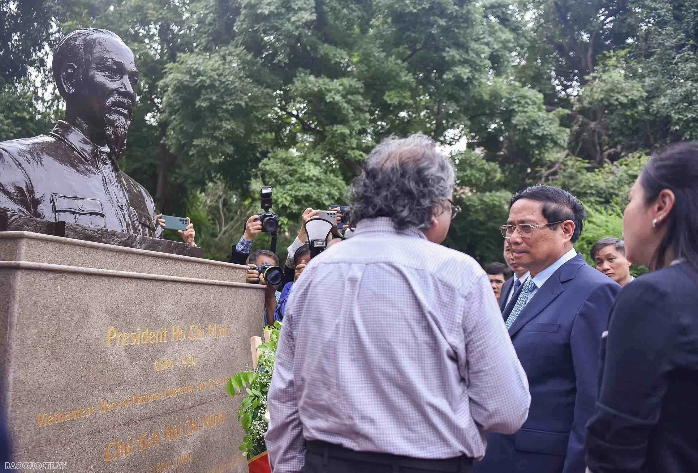 Cùng với đặt tượng đồng Chủ tịch Hồ Chí Minh ở Thủ tướng Phạm Minh Chính dâng hoa tại tượng Chủ tịch Hồ Chí Minh ở New Delhi