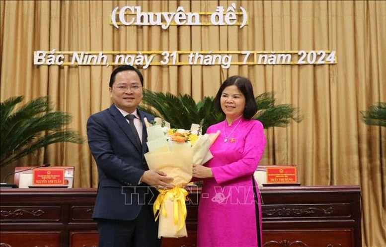 Bí thư Tỉnh ủy Bắc Ninh Nguyễn Anh Tuấn (bên trái) tặng hoa chúc mừng Chủ tịch HĐND tỉnh khóa XIX, nhiệm kỳ 2021 - 2026 Nguyễn Hương Giang. Bí thư Tỉnh ủy Bắc Ninh Nguyễn Anh Tuấn (bên trái) tặng hoa chúc mừng Chủ tịch HĐND tỉnh khóa XIX, nhiệm kỳ 2021 - 2026 Nguyễn Hương Giang.