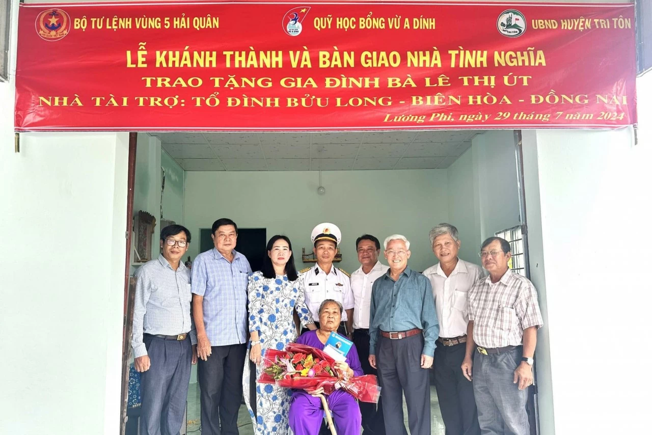 Bộ Tư lệnh Vùng 5 Hải quân bàn giao nhà tình nghĩa tại An Giang Bộ Tư lệnh Vùng 5 Hải quân bàn giao Nhà tình nghĩa tại An Giang