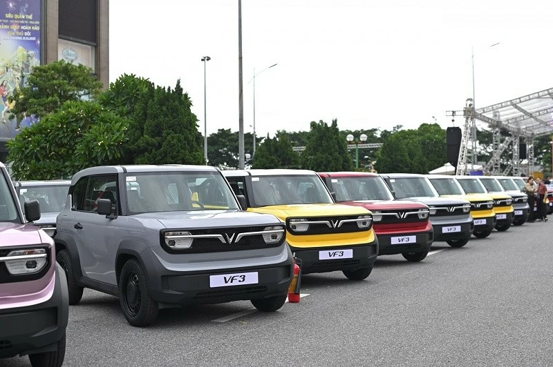 Cận cảnh xe điện VinFast VF 3 bản thương mại vừa bàn giao cho khách hàng Cận cảnh xe điện VinFast VF 3 bản thương mại vừa bàn giao cho khách hàng