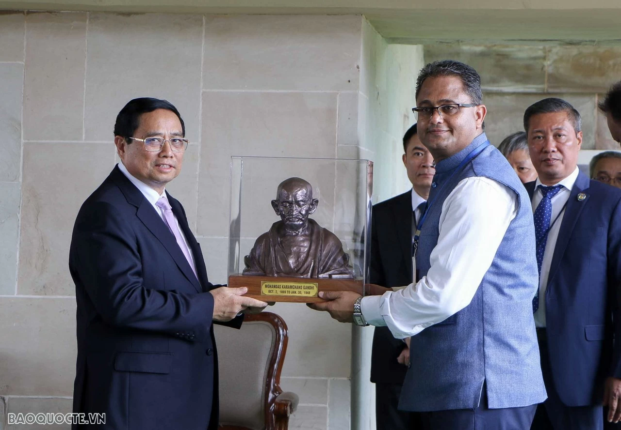 Thủ tướng Phạm Minh Chính đặt vòng hoa tại đài tưởng niệm Mahatma Gandhi Thủ tướng Phạm Minh Chính đặt vòng hoa tại đài tưởng niệm Mahatma Gandhi