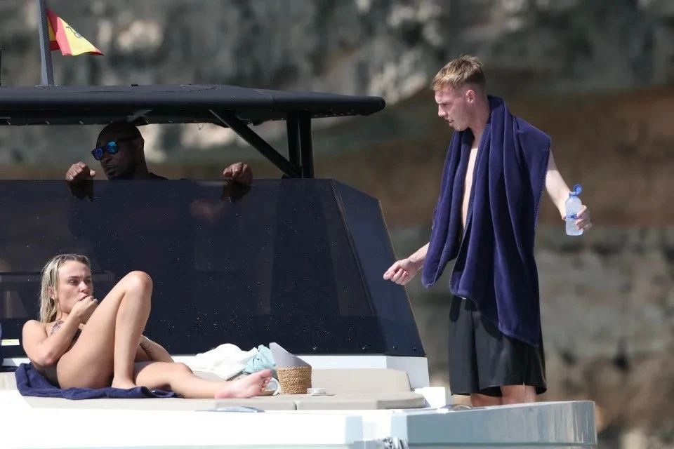 Tiền đạo Chelsea Cole Palmer nghỉ Hè bên bạn gái bí ẩn Tiền đạo Chelsea Cole Palmer nghỉ Hè bên bạn gái bí ẩn