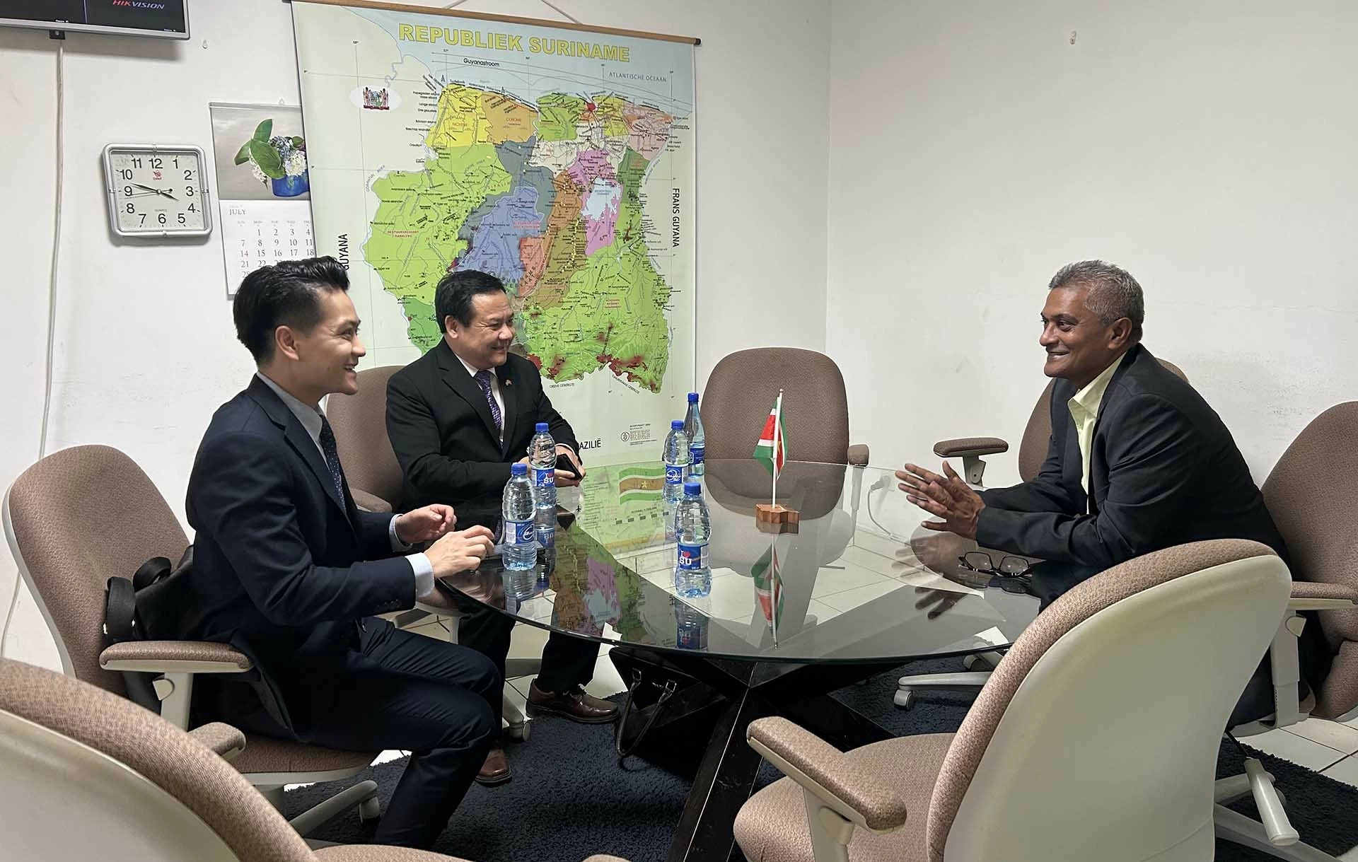 Buổi làm việc giữa Đại sứ Bùi Văn Nghị và Chủ tịch Phòng Thương mại và Công nghiệp Suriname Jayant Padarath. Buổi làm việc giữa Đại sứ Bùi Văn Nghị và Chủ tịch Phòng Thương mại và Công nghiệp Suriname Jayant Padarath.