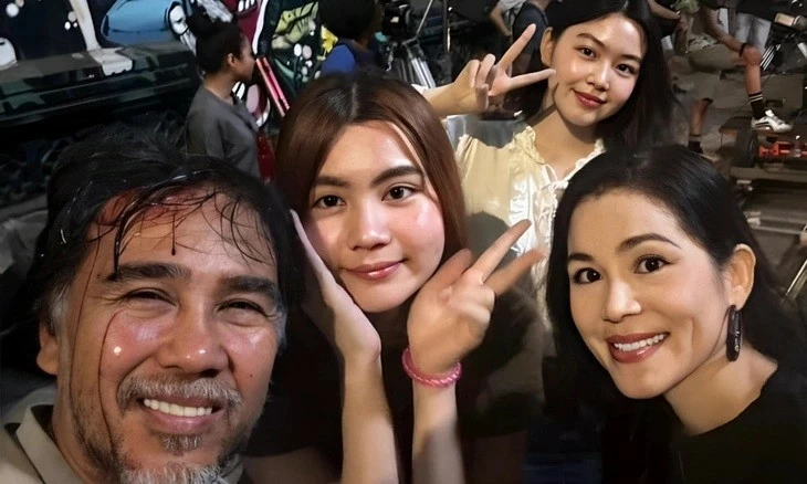 Phim 'Hai Muối': Hai con gái MC Quyền Linh xúc động bởi tạo hình người cha đơn thân làng nghề muối Phim 'Hai Muối': Hai con gái MC Quyền Linh xúc động bởi tạo hình người cha đơn thân làng nghề muối