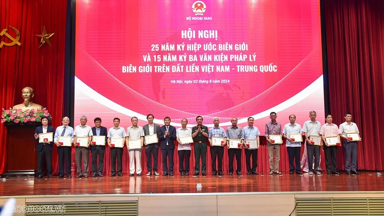 Xây dựng đường biên giới Việt Nam-Trung Quốc hòa bình, ổn định, góp phần thúc đẩy phát triển kinh tế xã hội Xây dựng đường biên giới Việt Nam-Trung Quốc hòa bình, ổn định, góp phần thúc đẩy phát triển kinh tế xã hội