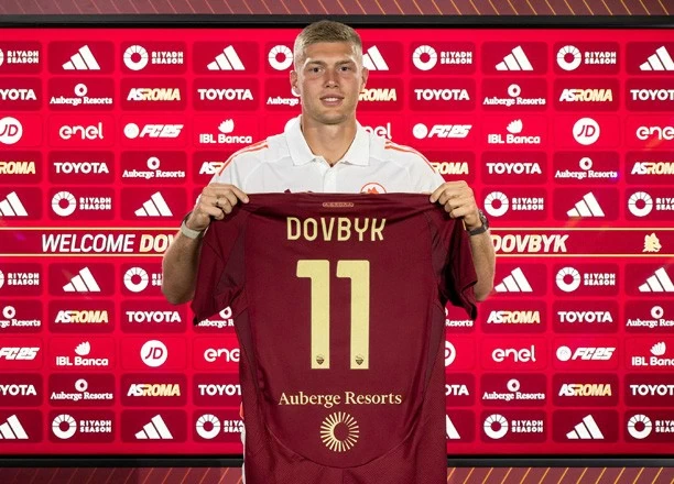 Dovbyk được trao chiếc áo số 11 sau khi kí hợp đồng 5 năm với AS Roma. Dovbyk được trao chiếc áo số 11 sau khi kí hợp đồng 5 năm với AS Roma.