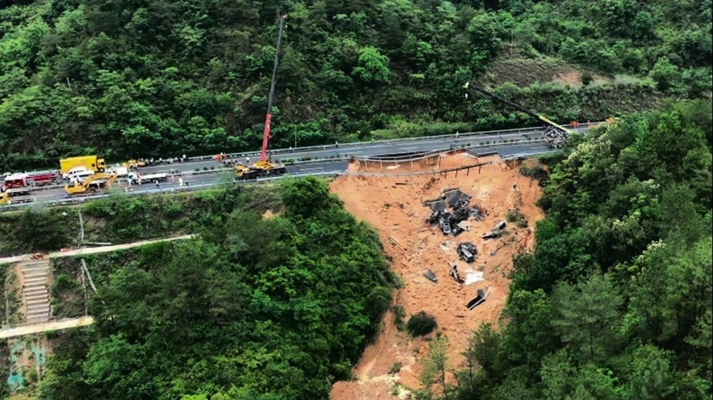 Trung Quốc: Sập cầu đường cao tốc, ít nhất 3 phương tiện rơi, 5 người mất tích