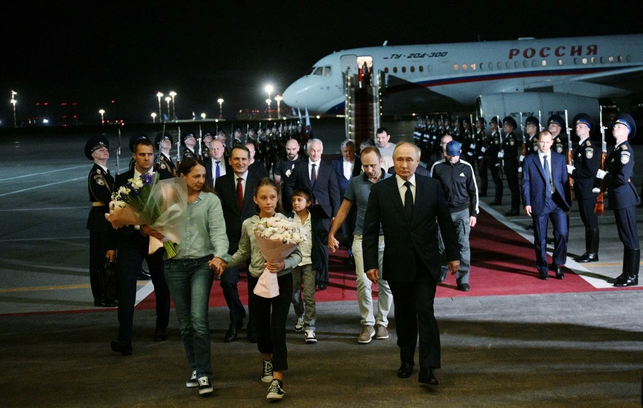Tổng thống Nga Vladimir Putin chào đón các công dân trở về sau cuộc trao đổi tù nhân giữa nước này và phương Tây tại sân bay quốc tế Vnukovo ở thủ đô Moscow hôm 1-8. Ảnh: REUTERS Tổng thống Nga Vladimir Putin chào đón các công dân trở về sau cuộc trao đổi tù nhân giữa nước này và phương Tây tại sân bay quốc tế Vnukovo ở thủ đô Moscow hôm 1-8. Ảnh: REUTERS