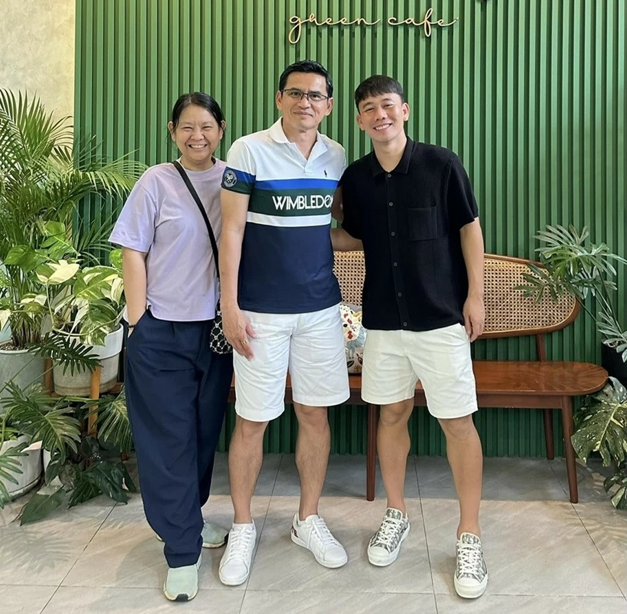 Tranh thủ quãng thời gian nghỉ trước khi mùa giải 2024/25 bắt đầu, Minh Vương sang Thái Lan du lịch. Tại đây, tiền vệ Hoàng Anh Gia Lai có dịp gặp lại vợ chồng HLV Kiatisuk. Tranh thủ quãng thời gian nghỉ trước khi mùa giải 2024/25 bắt đầu, Minh Vương sang Thái Lan du lịch. Tại đây, tiền vệ Hoàng Anh Gia Lai có dịp gặp lại vợ chồng HLV Kiatisuk.