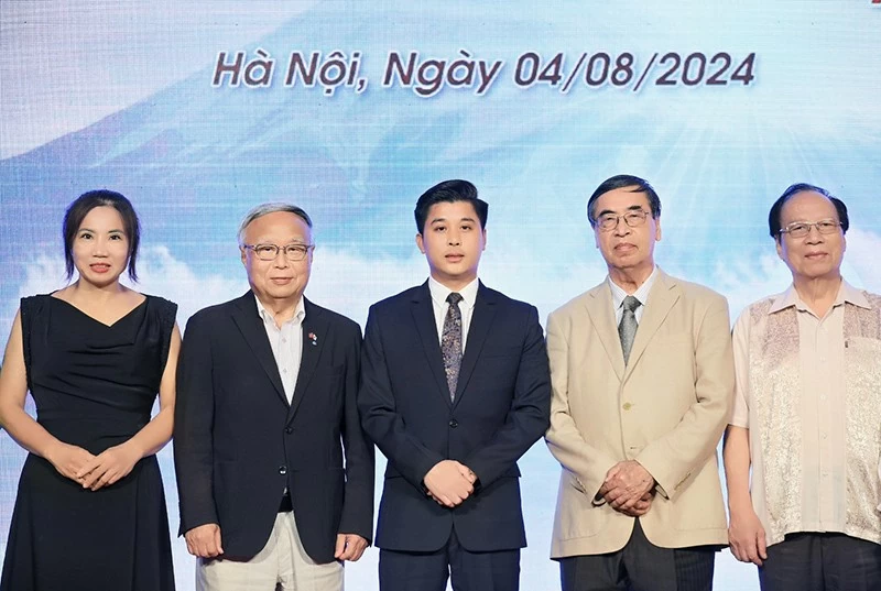 Từ phải qua trái: NSND lê Tiến Thọ - Nguyên Thứ trưởng Bộ Văn hóa, Thể thao và Du lịch; Đại sứ Nguyễn Phú Bình – Nguyên Thứ trưởng Bộ Ngoại giao, Chủ tịch ALOV; Ông Hà Trọng Nhân – Giám đốc Trung tâm COSOVIE; Ông Ogawa Hiroyuki - Tổng thư ký Hiệp hội Việt Nam tại Nhật Bản và đại diện Doanh nghiệp. Từ phải qua trái: NSND lê Tiến Thọ - Nguyên Thứ trưởng Bộ Văn hóa, Thể thao và Du lịch; Đại sứ Nguyễn Phú Bình – Nguyên Thứ trưởng Bộ Ngoại giao, Chủ tịch ALOV; Ông Hà Trọng Nhân – Giám đốc Trung tâm COSOVIE; Ông Ogawa Hiroyuki - Tổng thư ký Hiệp hội Việt Nam tại Nhật Bản và đại diện Doanh nghiệp.