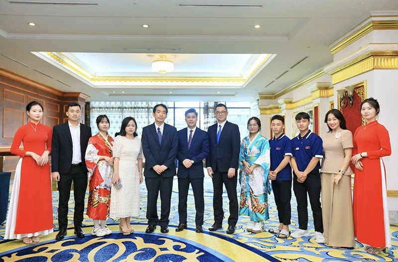 Ông Hà Trọng Nhân – Giám đốc Trung tâm COSOVIE, TGĐ IFN Group và đại diện đối tác Nhật Bản cùng nhân viên Công ty Cổ phần Tập đoàn IFN chụp ảnh lưu niệm. Ông Hà Trọng Nhân – Giám đốc Trung tâm COSOVIE, TGĐ IFN Group và đại diện đối tác Nhật Bản cùng nhân viên Công ty Cổ phần Tập đoàn IFN chụp ảnh lưu niệm.