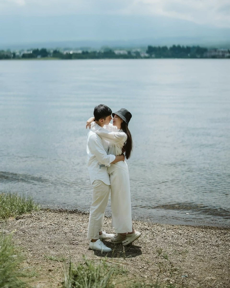 Diễn viên Midu và chồng doanh nhân đồng điệu trang phục sắc trắng Diễn viên Midu và chồng doanh nhân đồng điệu trang phục sắc trắng