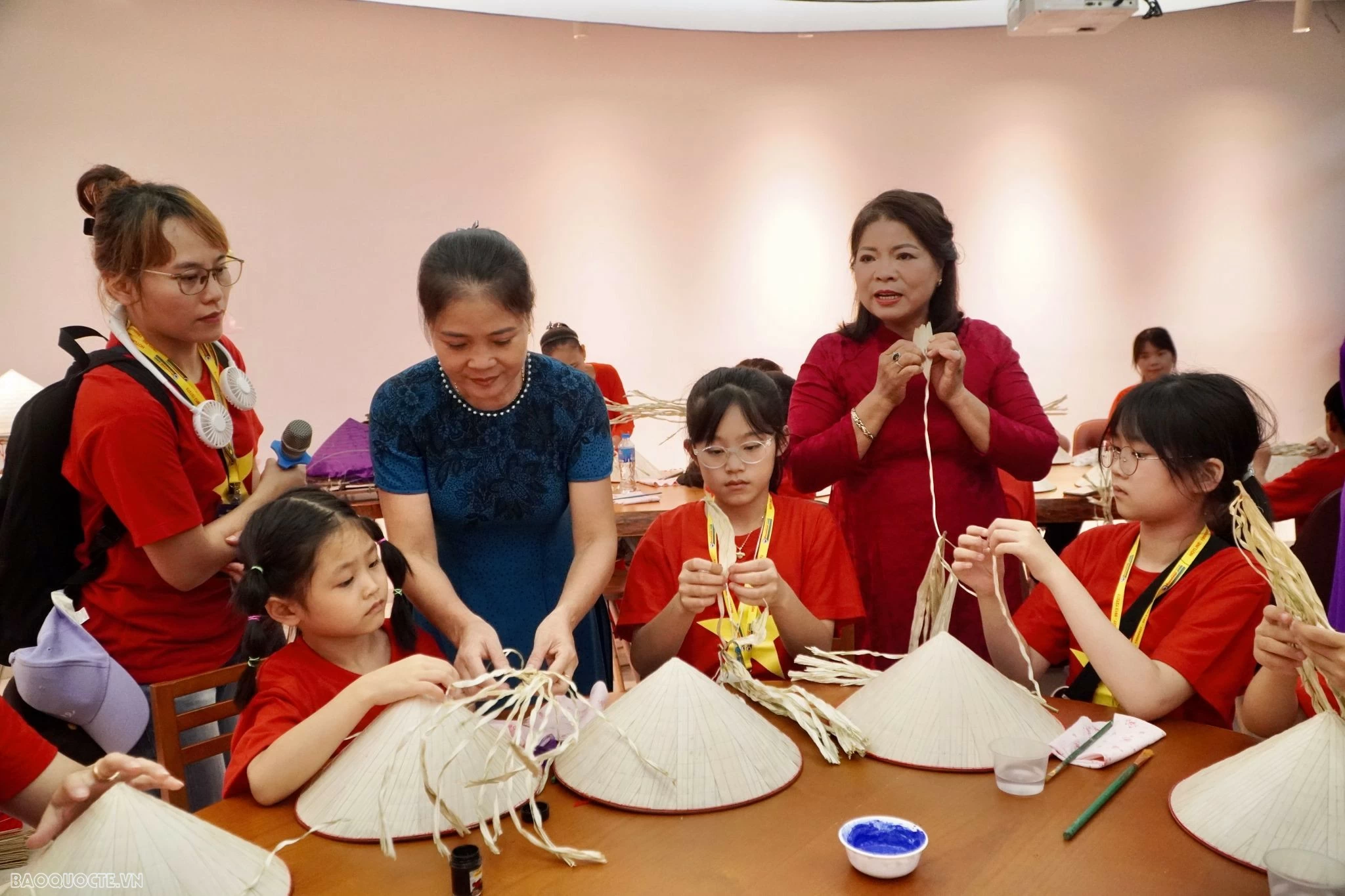 Thiếu nhi kiều bào Hàn Quốc trải nghiệm làm nón lá Việt Nam Thiếu nhi kiều bào Hàn Quốc trải nghiệm làm nón lá Việt Nam