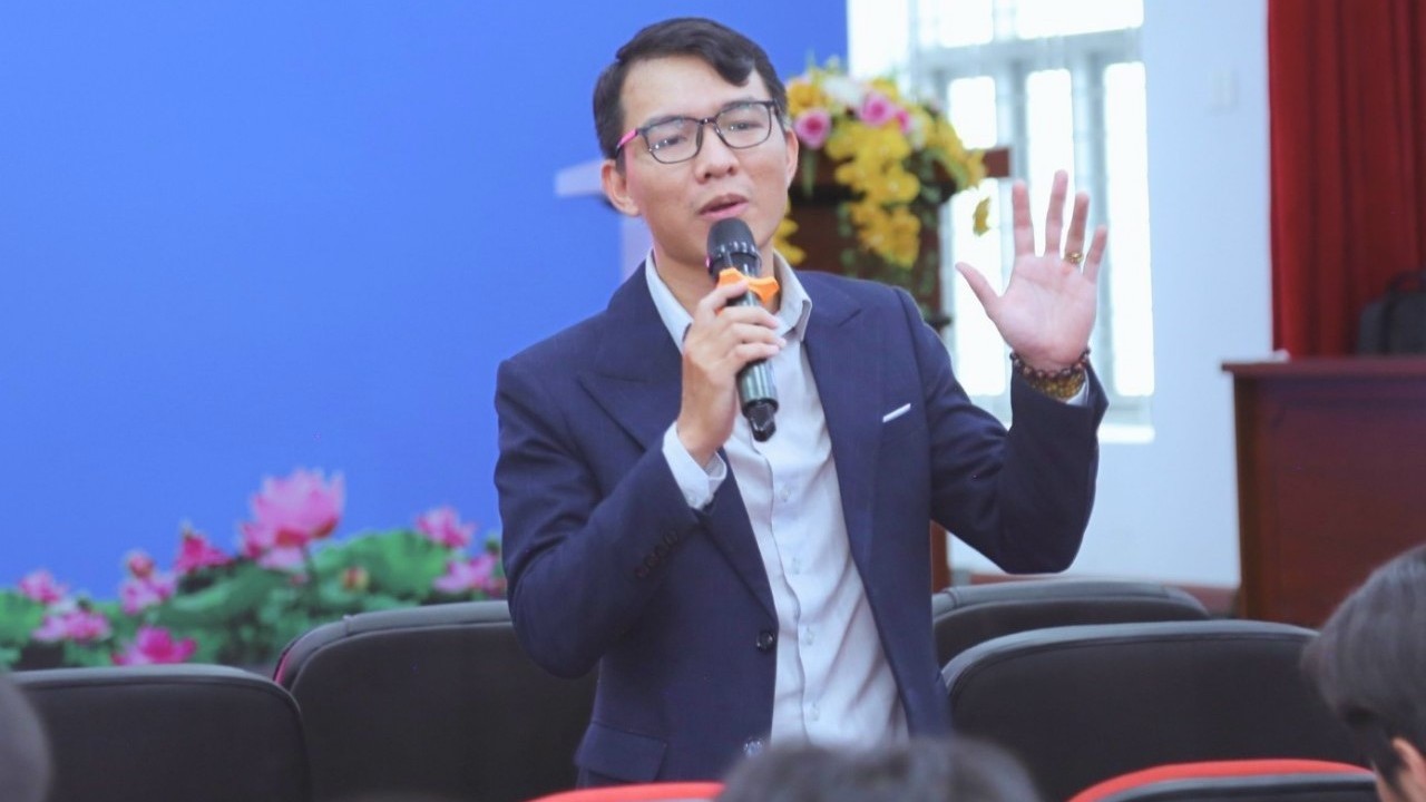 Bạn trẻ cần trang bị 'vaccine số' trong thế giới ngày càng phụ thuộc vào AI