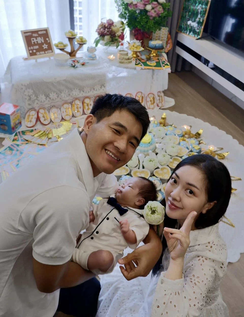 Hôm 6/8, Hà Đức Chinh và bà xã Mai Hà Trang tổ chức lễ đầy tháng cho con trai tại căn hộ ở Hà Nội. Nhân dịp này, tiền đạo người Phú Thọ công bố diện mạo của quý tử đầu lòng. Hôm 6/8, Hà Đức Chinh và bà xã Mai Hà Trang tổ chức lễ đầy tháng cho con trai tại căn hộ ở Hà Nội. Nhân dịp này, tiền đạo người Phú Thọ công bố diện mạo của quý tử đầu lòng.