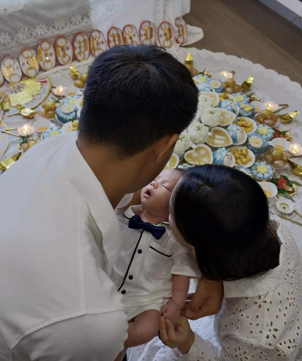 Tiền đạo Hà Đức Chinh khoe ảnh con trai ngày đầy tháng Tiền đạo Hà Đức Chinh khoe ảnh con trai ngày đầy tháng